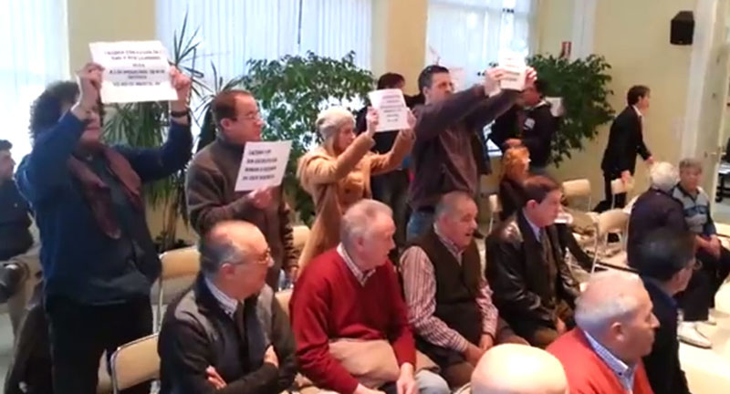 Protestas, desalojo, identificaciones y abandonos en el último Pleno del año