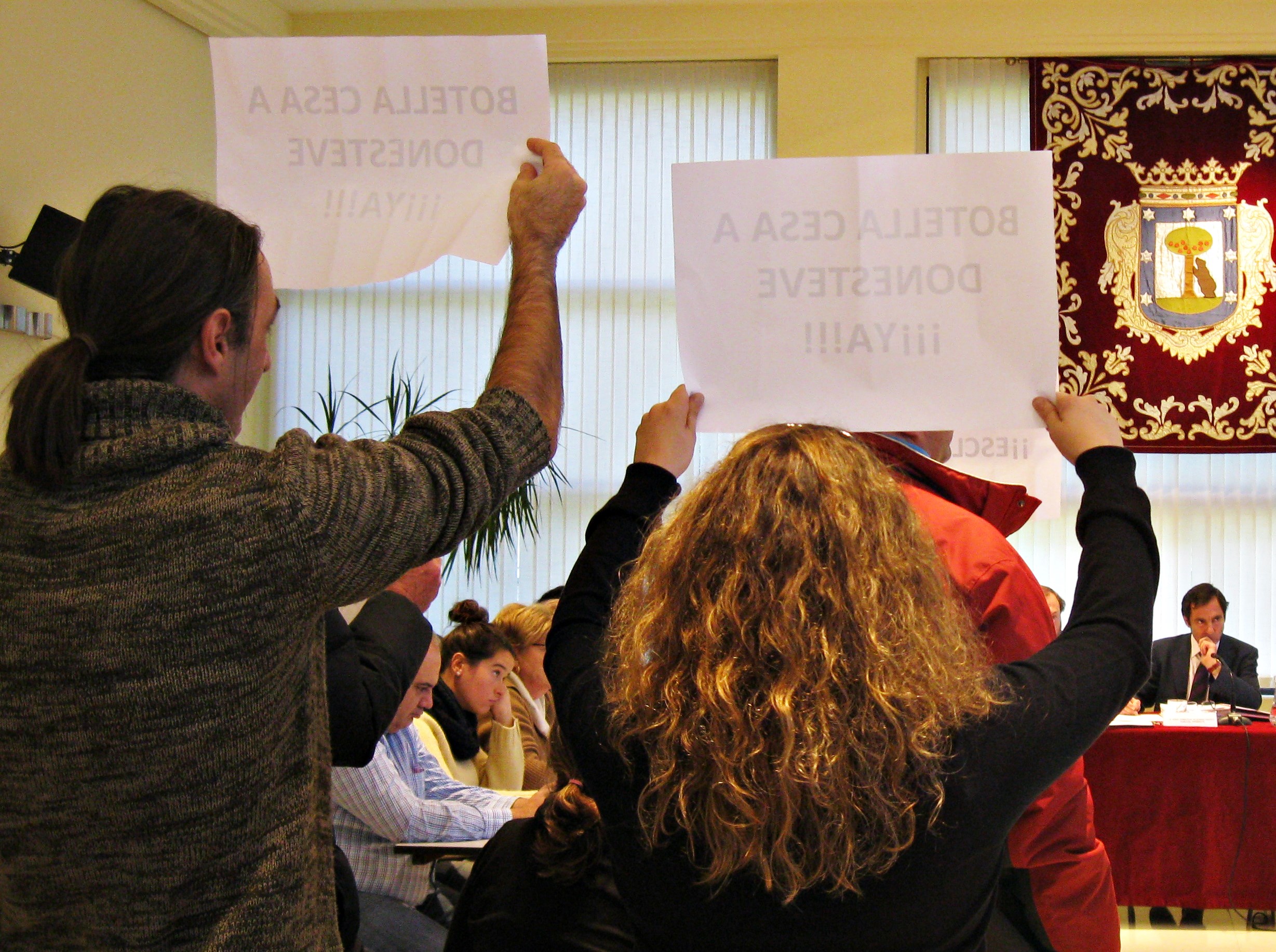 Donesteve se enroca tras la polémica