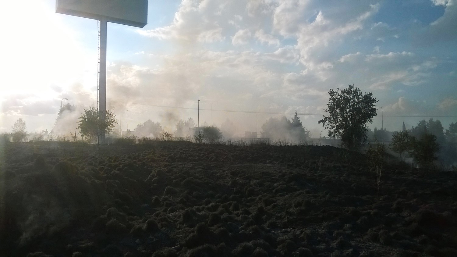 Los bomberos sofocan un incendio entre las autovías