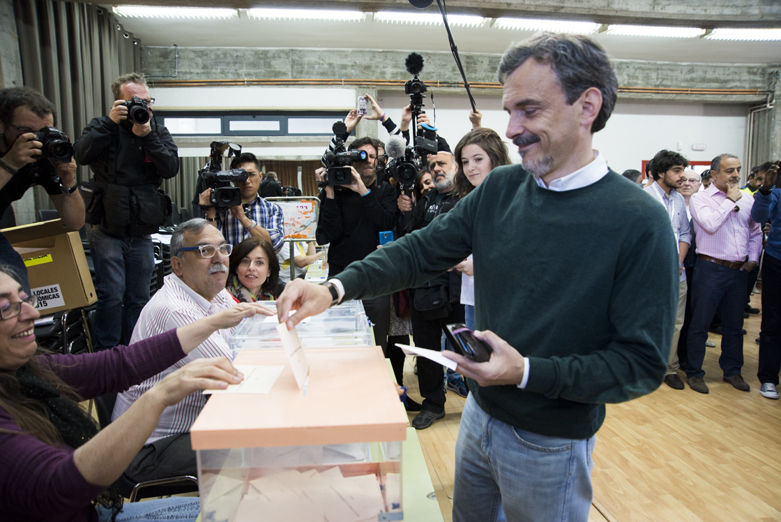 José Manuel López, de Podemos, ha votado en el IES Arturo Soria de Manoteras