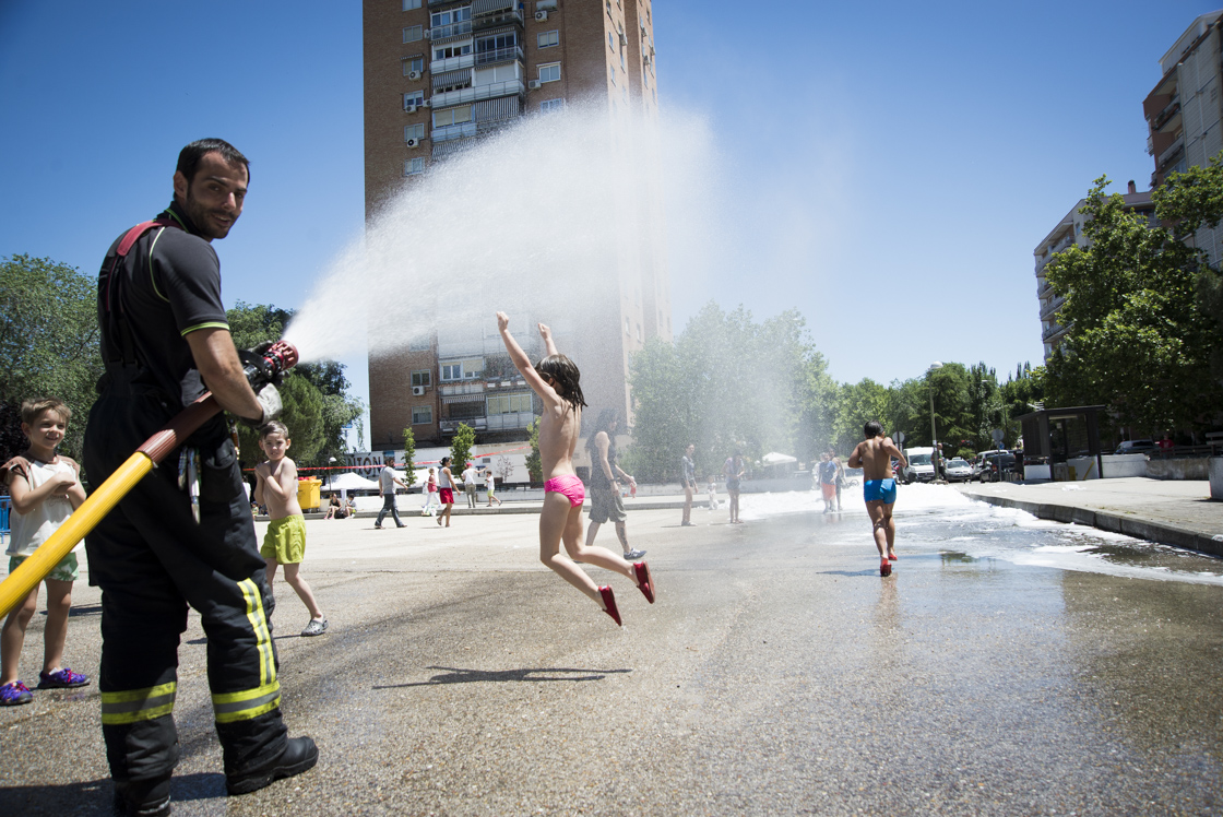 Las fiestas vecinales convierten los barrios en una verbena