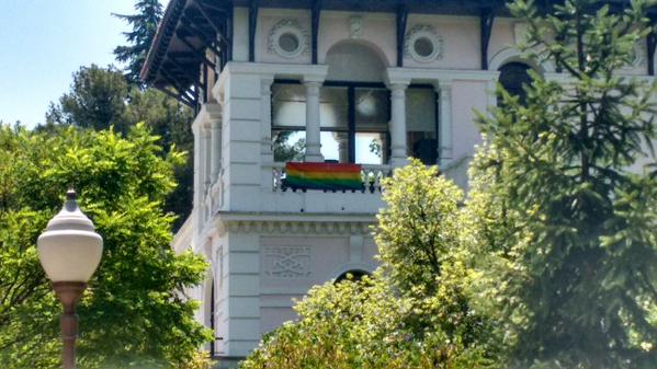 La bandera arco iris, en la Junta de Hortaleza