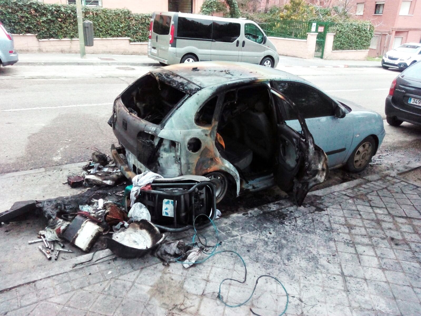 Crece la indignación vecinal en Manoteras por la quema de otro coche