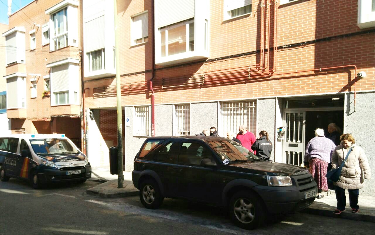 Una mujer y sus tres hijos menores, desahuciados por sorpresa en Hortaleza