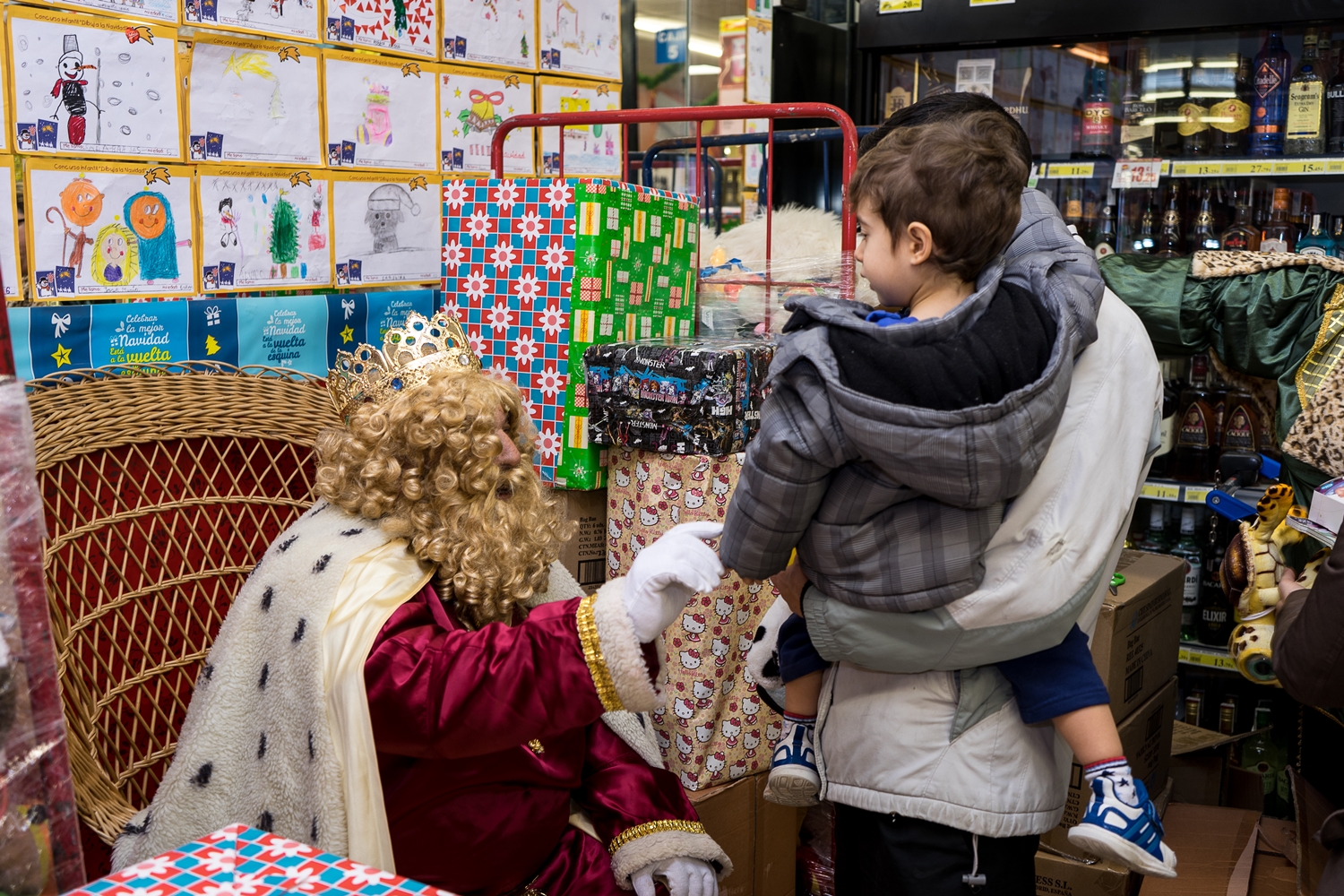 La solidaridad vecinal hace regalos por Navidad