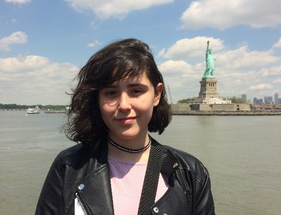 Una joven hortalina en la sede de la ONU