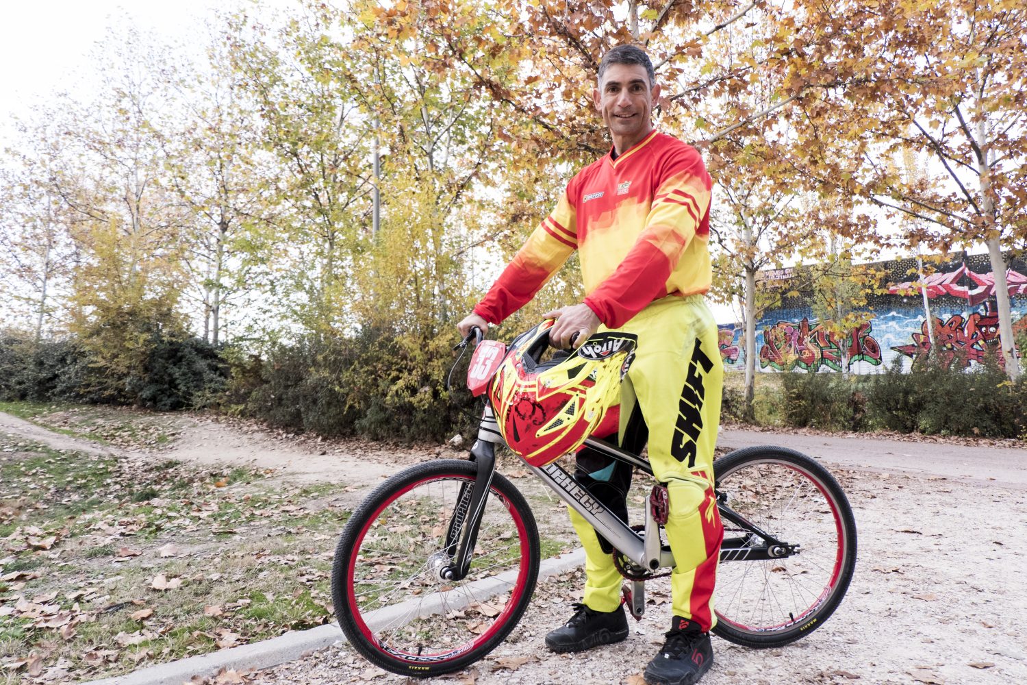 “La gente en mi trabajo me dice que dónde voy con una bici de niño“