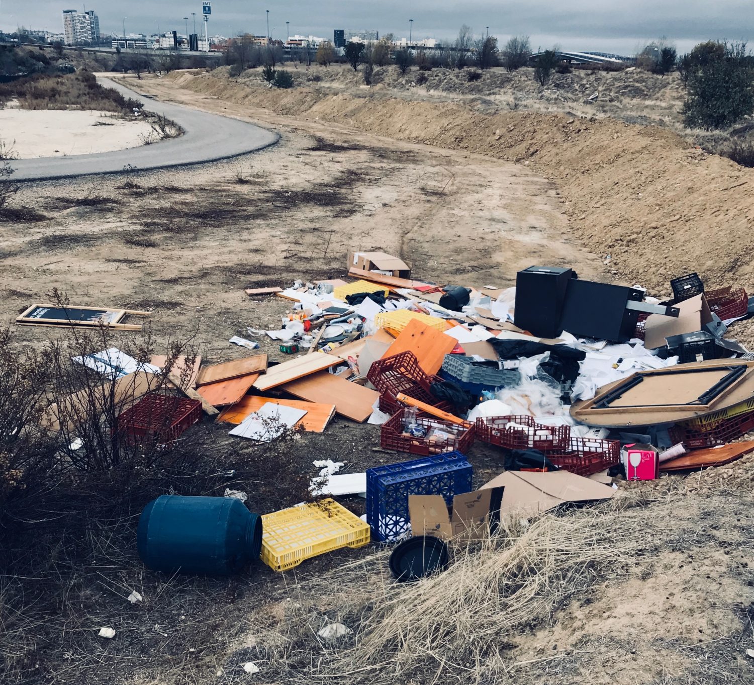 El vecindario de Las Cárcavas denuncia vertidos ilegales de escombros