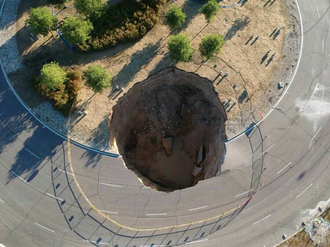 La rotura de un colector en Sanchinarro provoca un enorme socavón