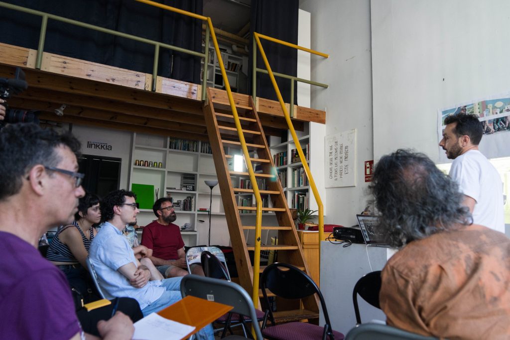 Explicando los murales en el espacio The Hug