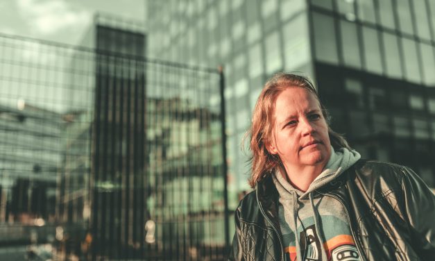 La fotógrafa del rock también escribe