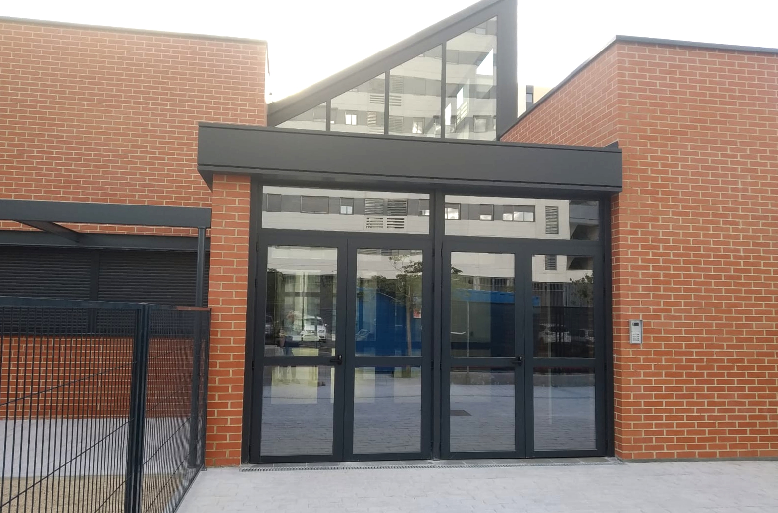 Entrada principal de la escuela infantil municipal Pléyades. ALICIA VENTURA