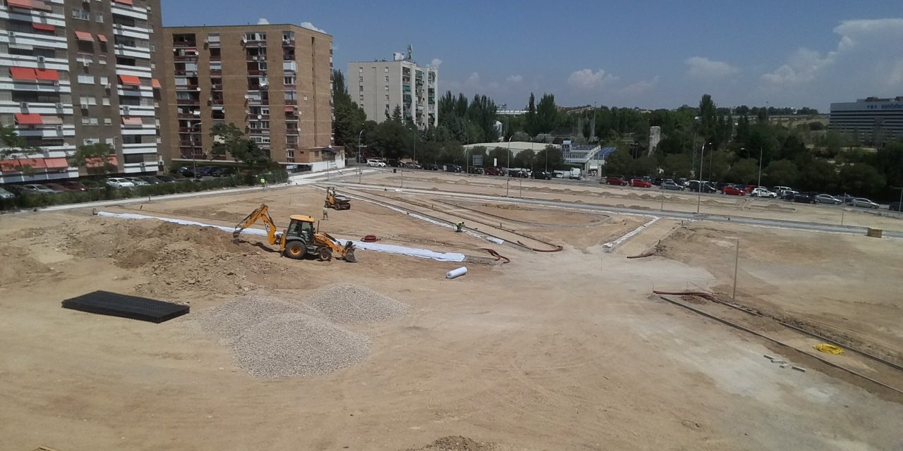 Las obras de la nueva zona verde de Villa Rosa coinciden con la temporada de piscina
