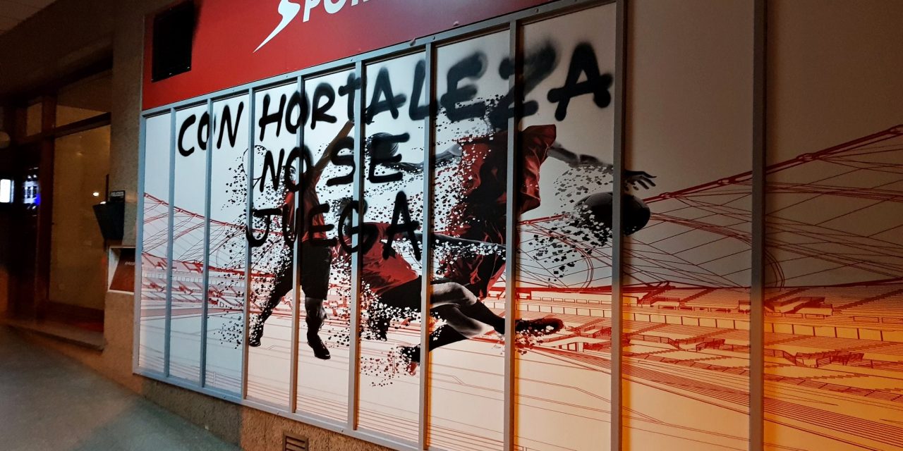 Pintadas contras los locales de apuestas de Hortaleza