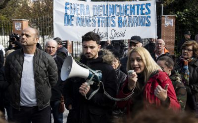 La ultraderecha acapara la concentración contra los centros de acogida de Hortaleza