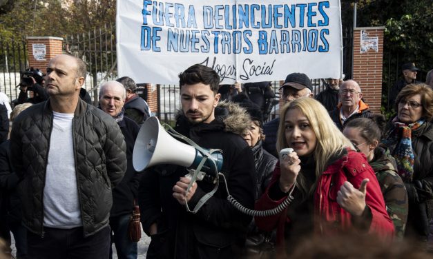 La ultraderecha acapara la concentración contra los centros de acogida de Hortaleza