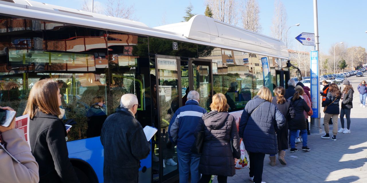 Largas colas de espera y autobuses abarrotados el primer día del cierre de la línea 4 de Metro