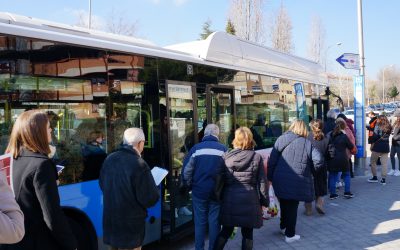 Largas colas de espera y autobuses abarrotados el primer día del cierre de la línea 4 de Metro