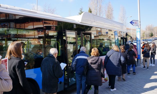 Largas colas de espera y autobuses abarrotados el primer día del cierre de la línea 4 de Metro