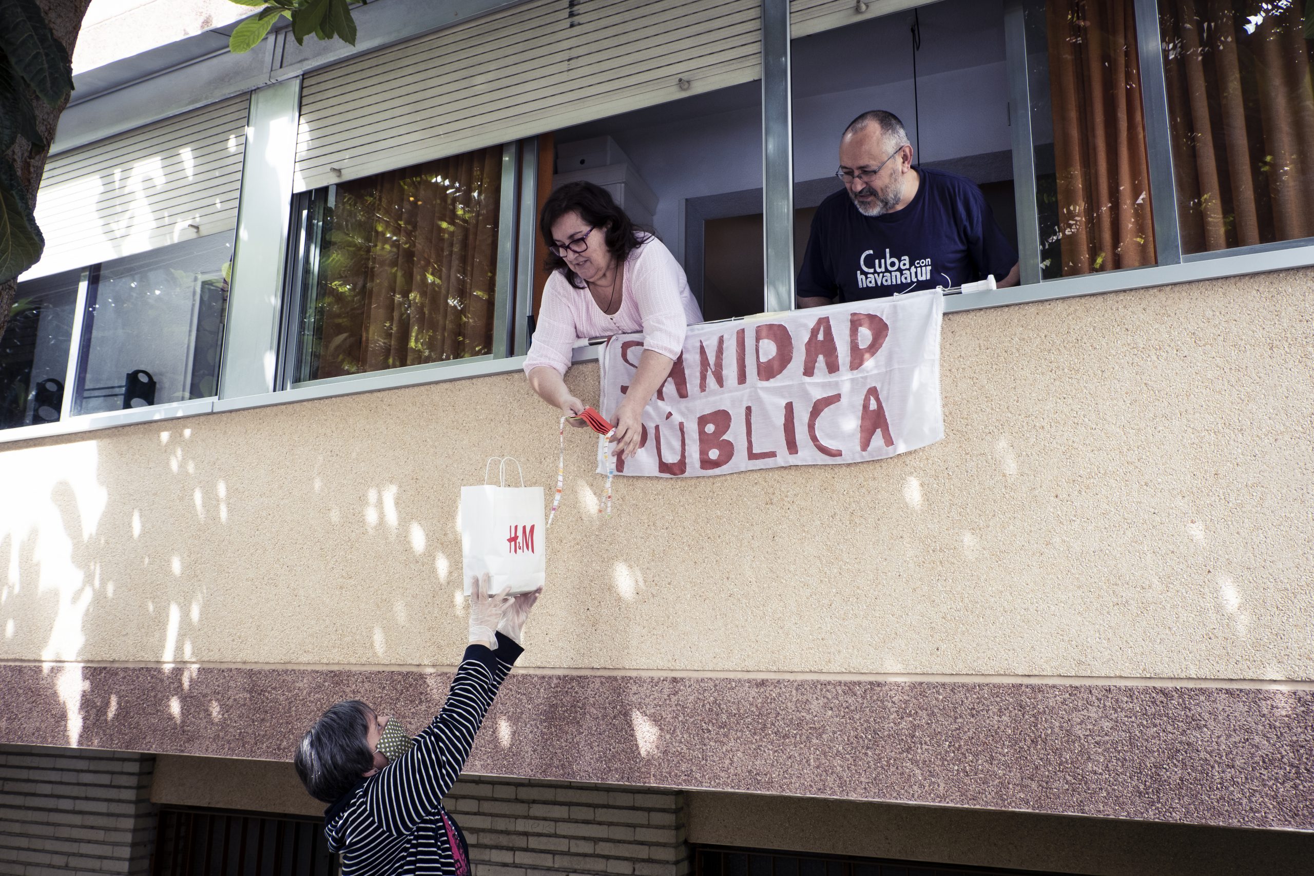 Gloria y julia recogiendo mascarillas scaled