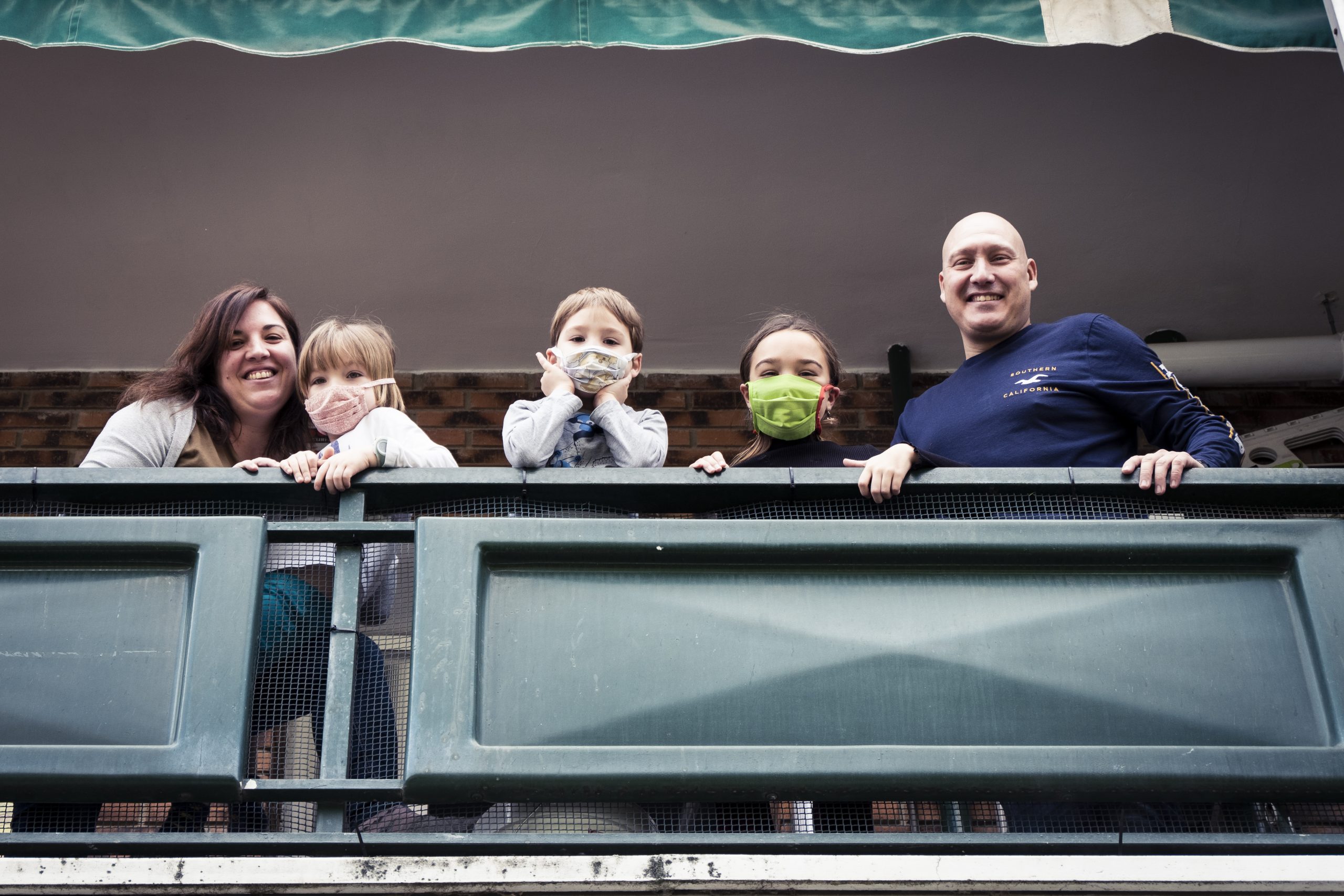 vecinos con mascarilas de niños scaled