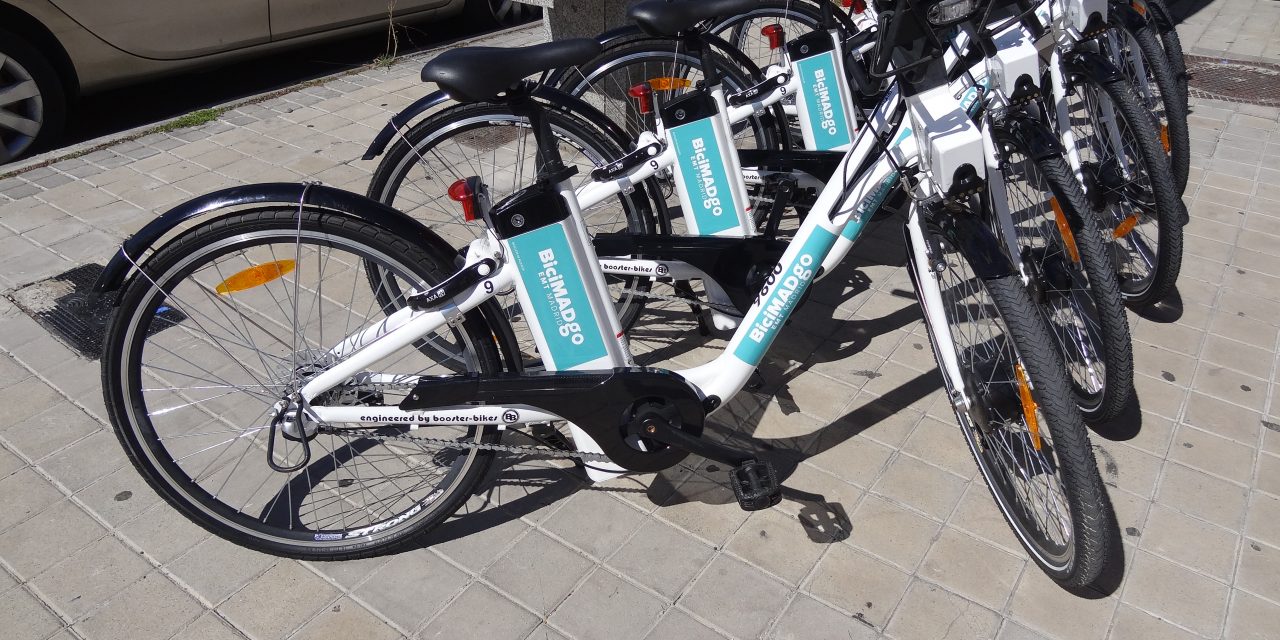 Las bicis de alquiler llegan caras y contadas al barrio