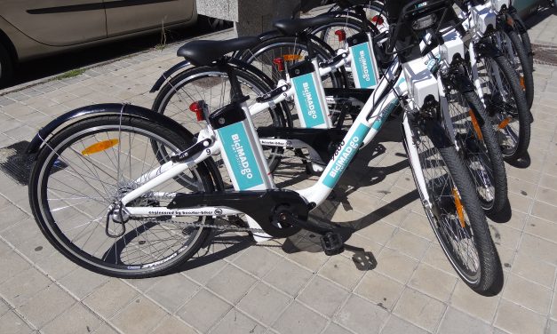 Las bicis de alquiler llegan caras y contadas al barrio