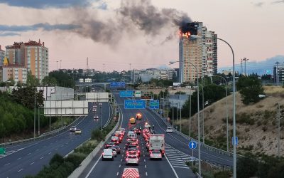 Espectacular incendio en una torre de Hortaleza