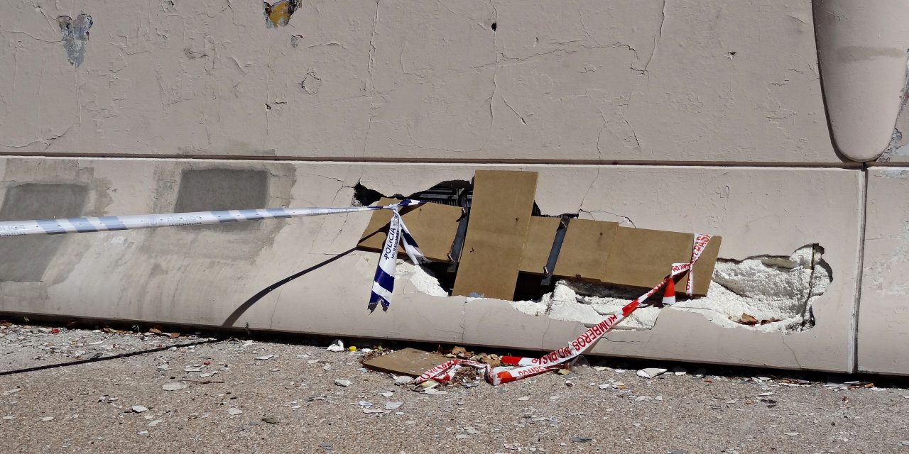 Un agujero que amenaza la seguridad de paseantes y conductores