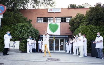 Concentración por la sanidad pública frente al centro de salud Monóvar