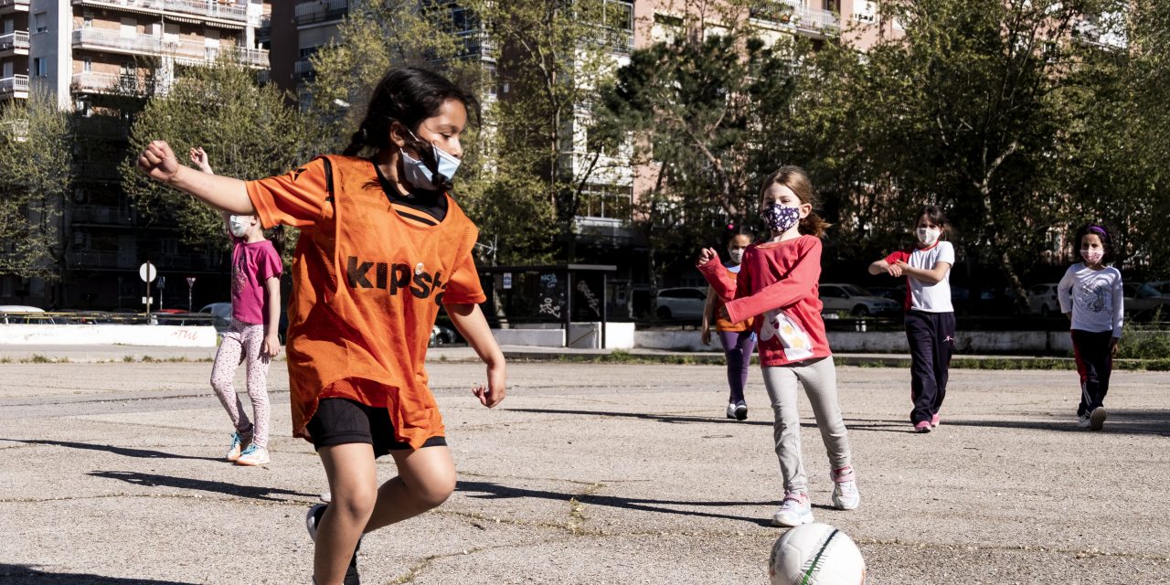 Las pequeñas alacranas no quieren jugar en un descampado