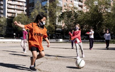 Las pequeñas alacranas no quieren jugar en un descampado