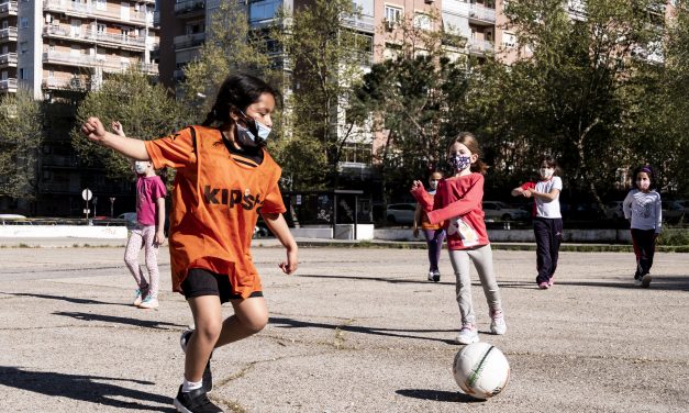 Las pequeñas alacranas no quieren jugar en un descampado