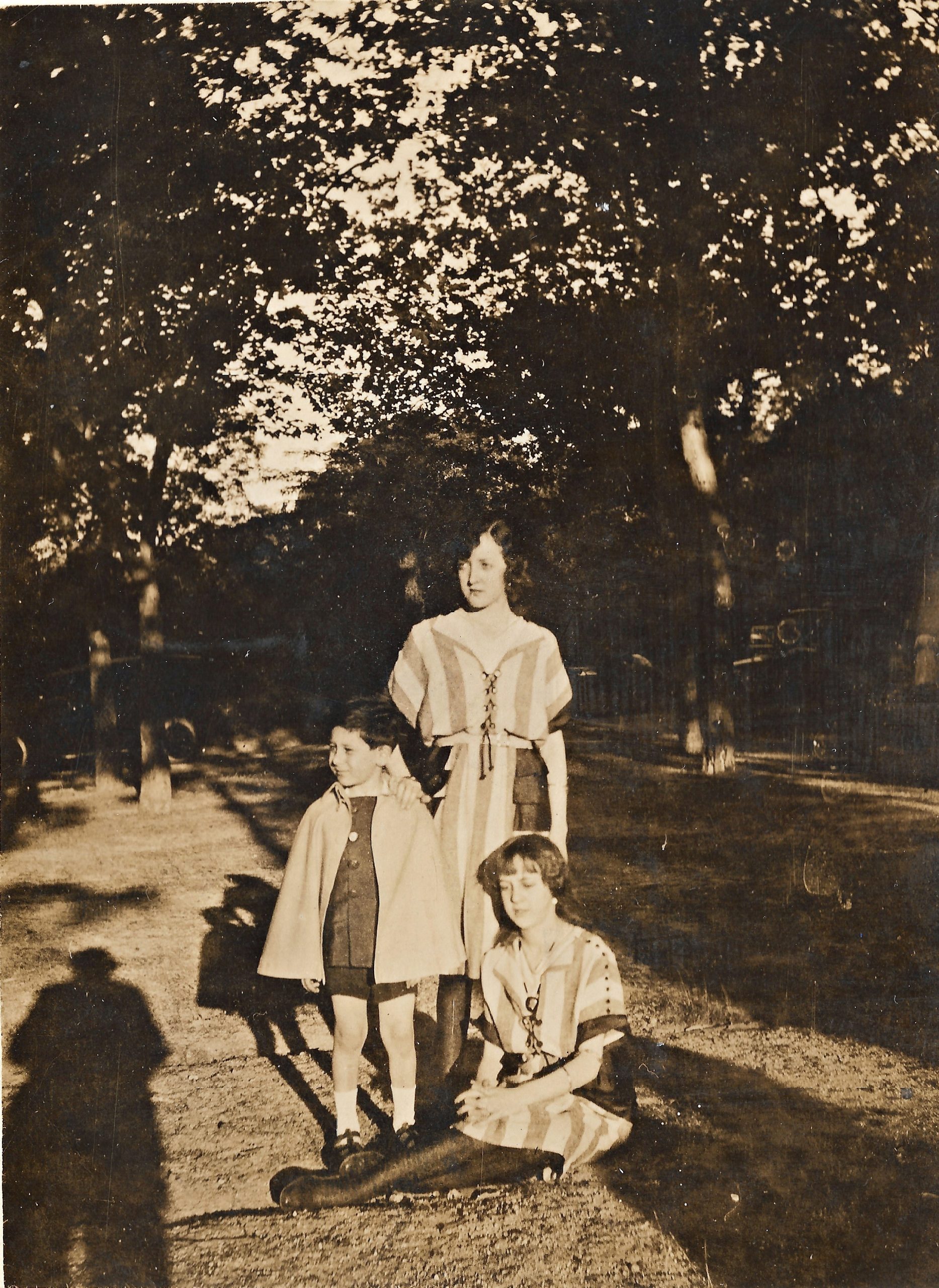 3.1 Jose Ma Amado Carmen Amado Victoria sentada 1926 scaled