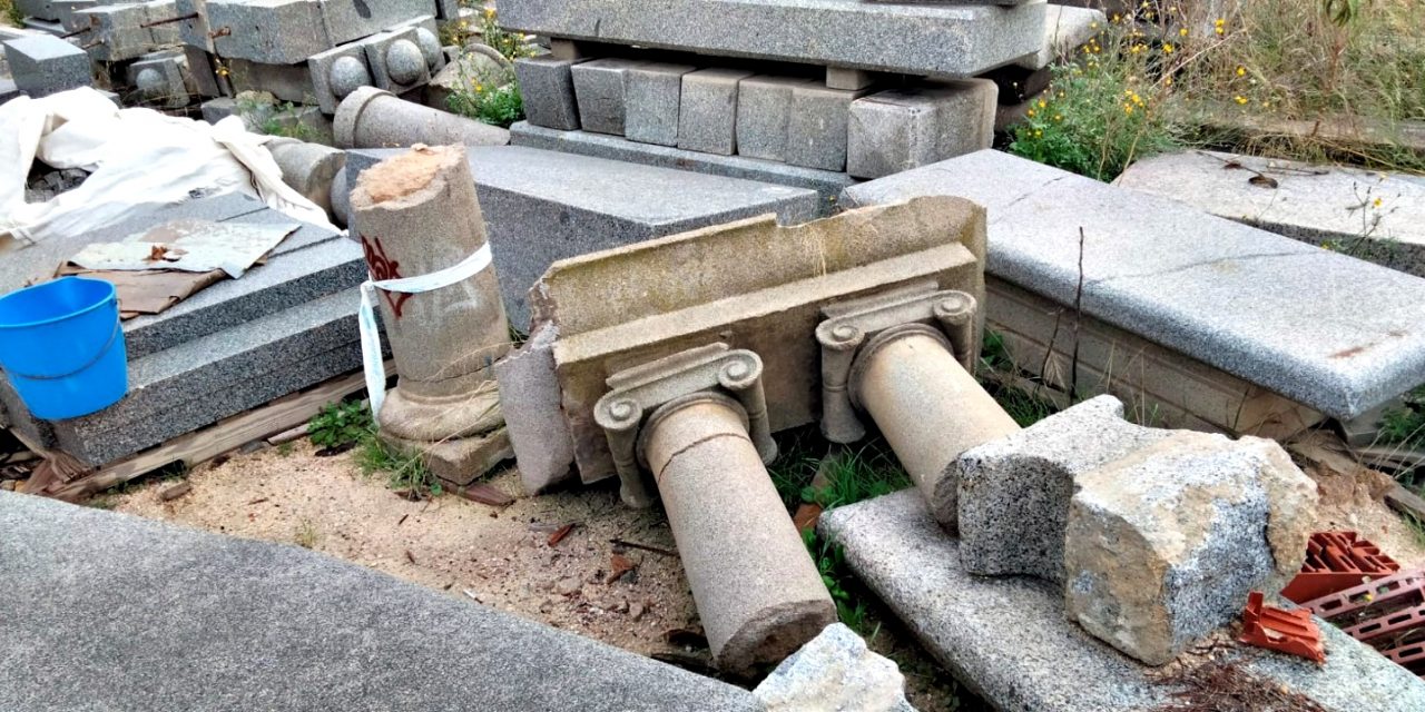 Las columnas del ‘Claruja’, tiradas a la intemperie