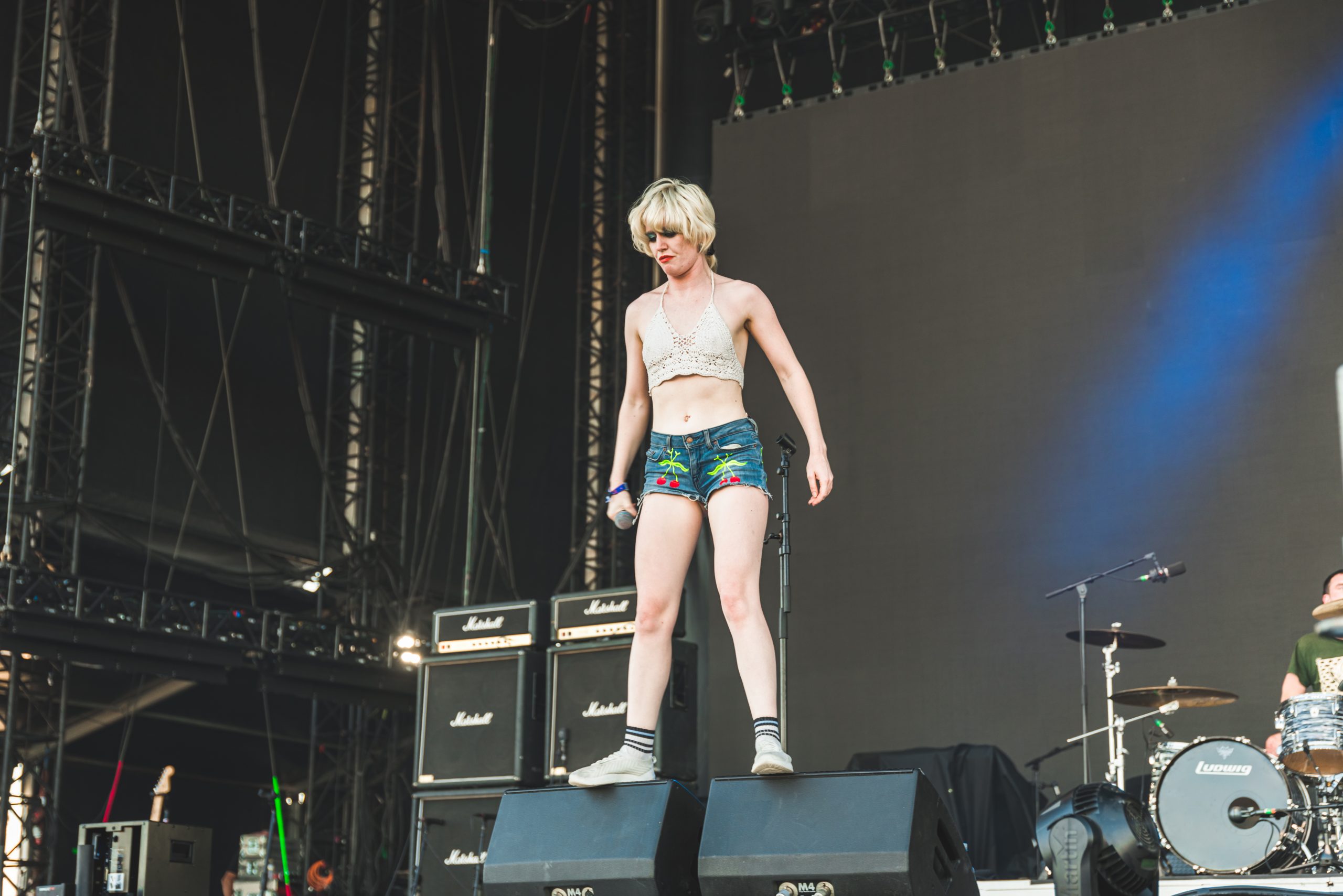 02 MadCool2022 02 AmyAndTheSniffers JavierPortillo 04 scaled