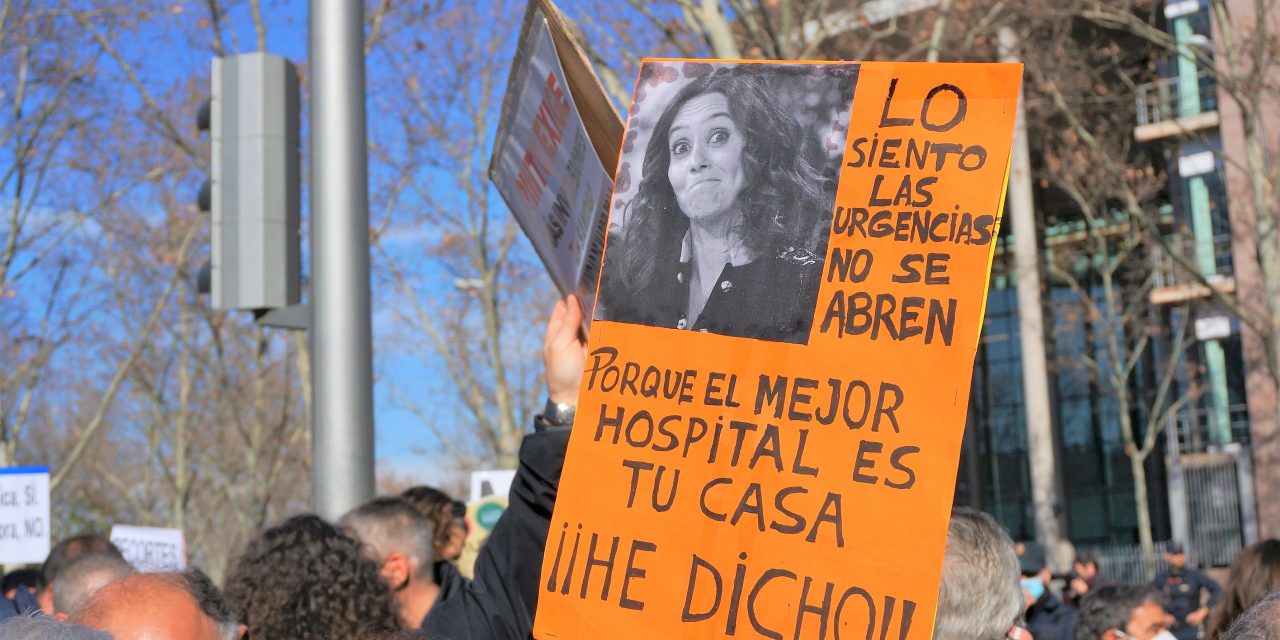 Ayuso presume de una sanidad de calidad mientras recorta personal