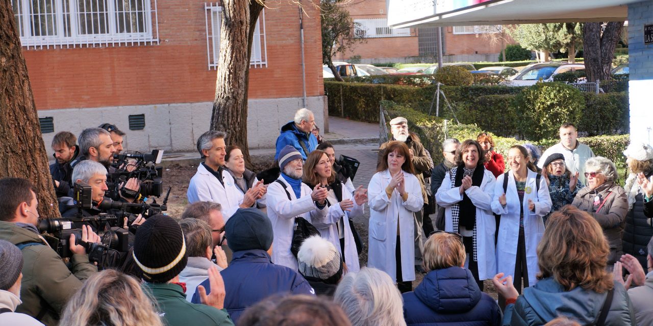 Primer día de encierro de médicos en Manoteras: los aplausos a las ocho