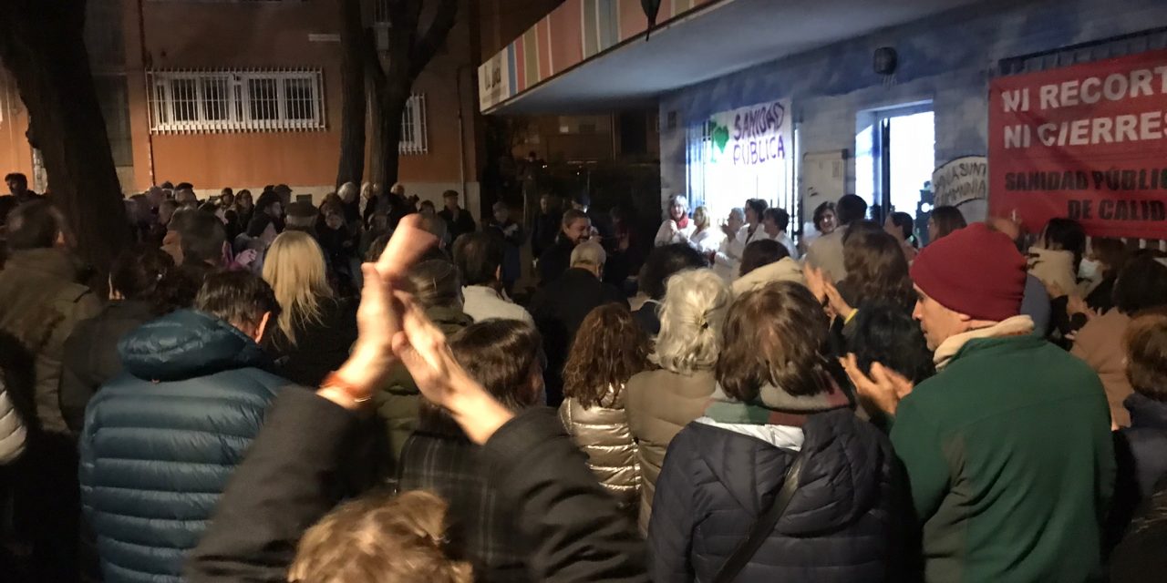 Segundo día del encierro de médicos en Manoteras: aplausos, palmas y flamenco