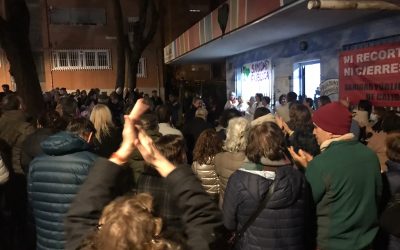 Segundo día del encierro de médicos en Manoteras: aplausos, palmas y flamenco