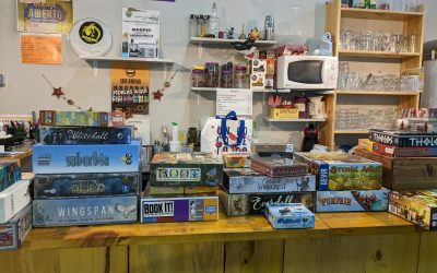 Sesión nocturna de juegos de mesa y rol