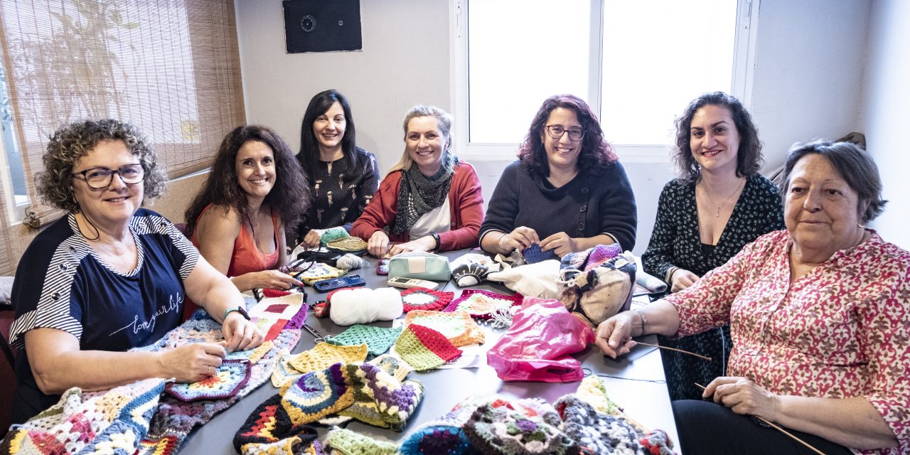 Amigas tejedoras: una afición compartida entre agujas y ovillos