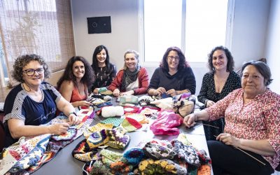 Amigas tejedoras: una afición compartida entre agujas y ovillos