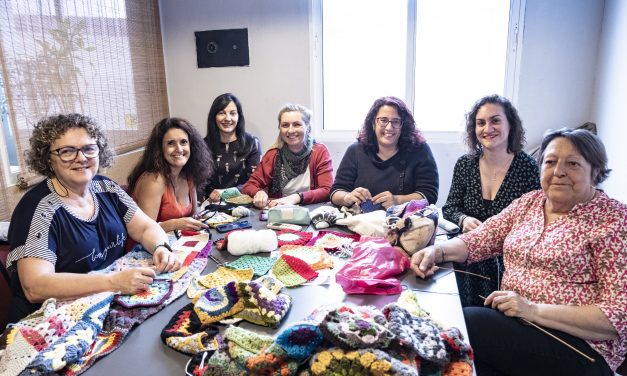 Amigas tejedoras: una afición compartida entre agujas y ovillos