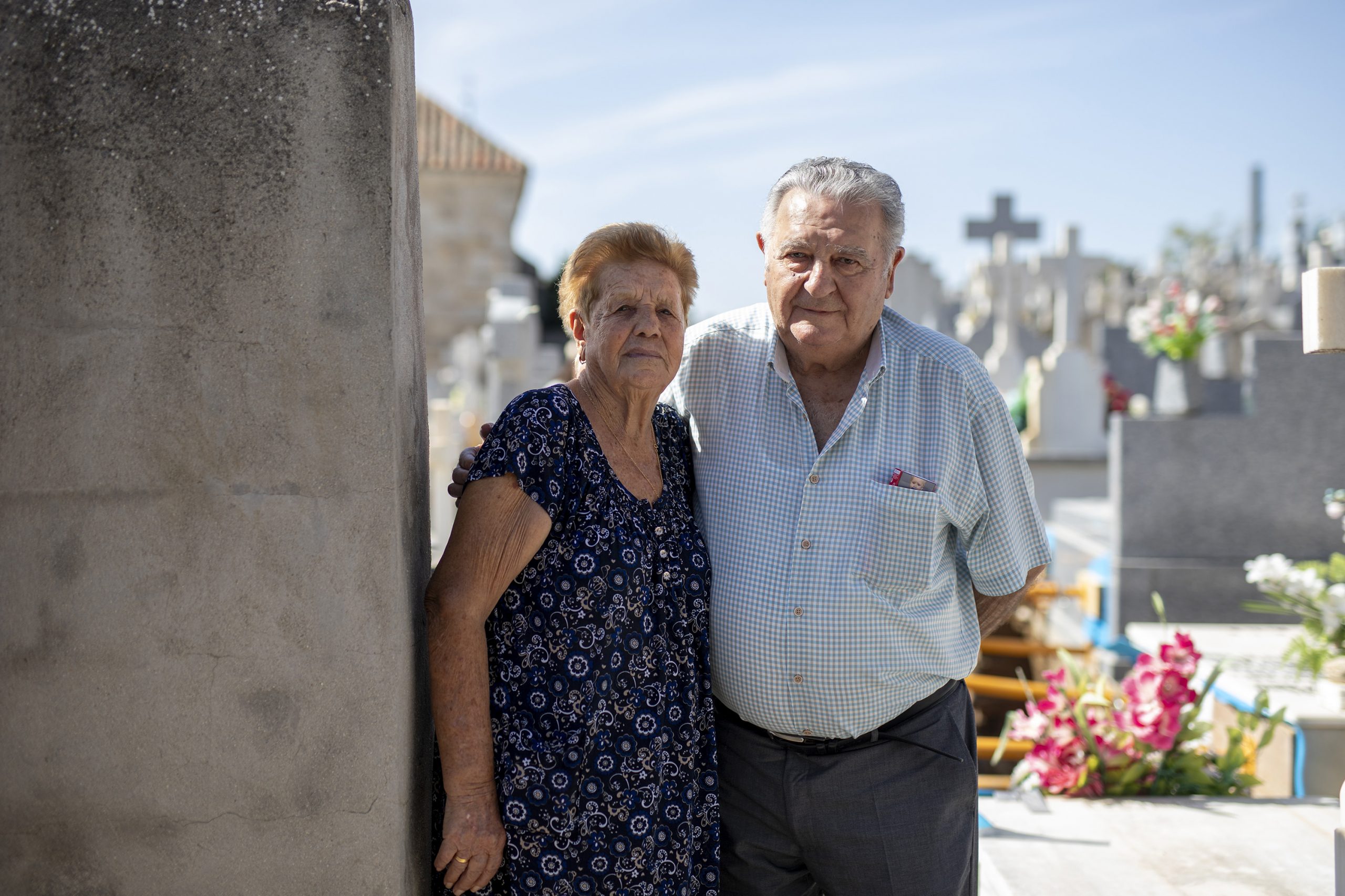 Benita Navacerrada y Florencio Elipe, ambos hijos de fusilados, en el cementario de Colmenar en el que fueron enterrados sus padres. DAVID F. SABADELL