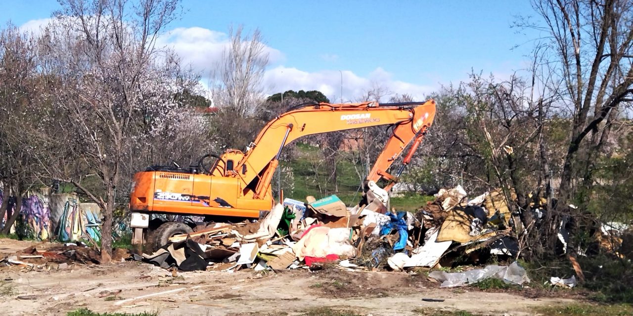 El Ayuntamiento derriba las chabolas de Huerta de Mena