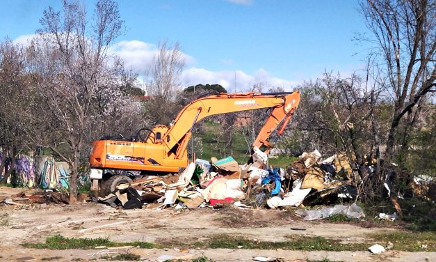 El Ayuntamiento derriba las chabolas de Huerta de Mena