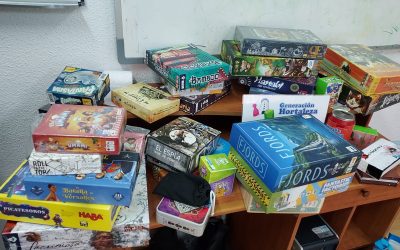 Sesión matutina de juegos de mesa en Manoteras