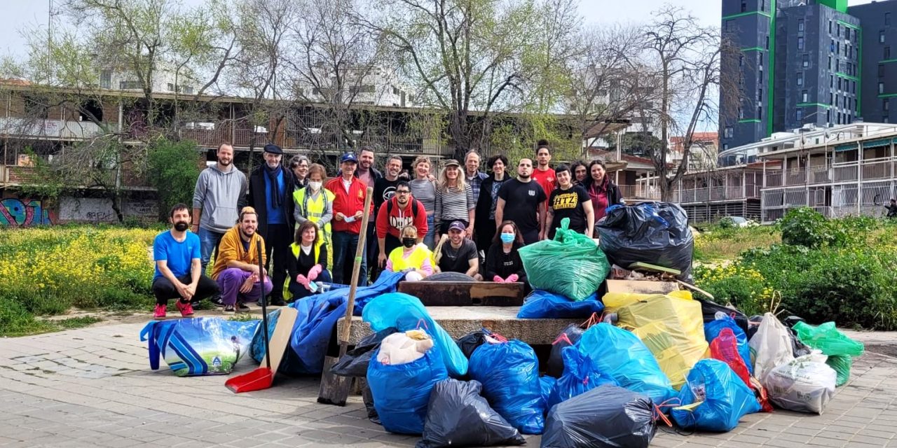 El vecindario sale a limpiar la UVA de Hortaleza