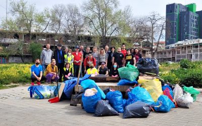 El vecindario sale a limpiar la UVA de Hortaleza